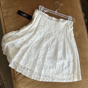 Lace guipure Gardenia white Pleated lined skirt New Label M see measurements